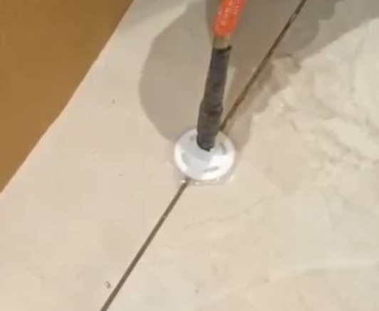 凤翔瓷砖空鼓维修公司专业解答瓷砖在铺贴过程中，如果没有涂抹均匀到位的粘结材料（如水泥砂浆或瓷砖胶），可能会导致以下问题