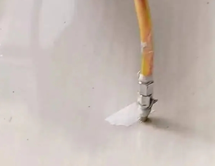 凤翔瓷砖空鼓维修公司专业解答在瓷砖铺贴过程中，如果使用的砂料过粗（如全部使用了粗砂），可能会导致以下问题