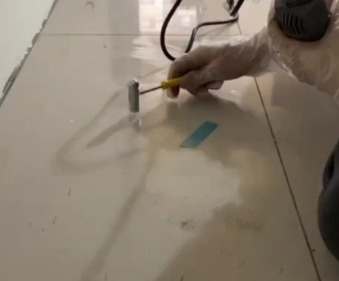 凤翔瓷砖开裂维修公司专业分享瓷砖在铺贴前如果没有沥干水分，将会导致以下问题