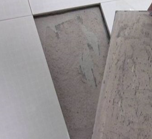 凤翔瓷砖空鼓维修公司分享瓷砖铺贴时如果打浆（即涂抹在瓷砖背面和基层上的砂浆或瓷砖胶）过少，会带来以下问题